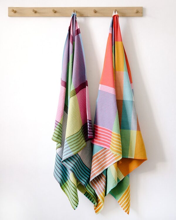 mungo folly towels hanging 00419